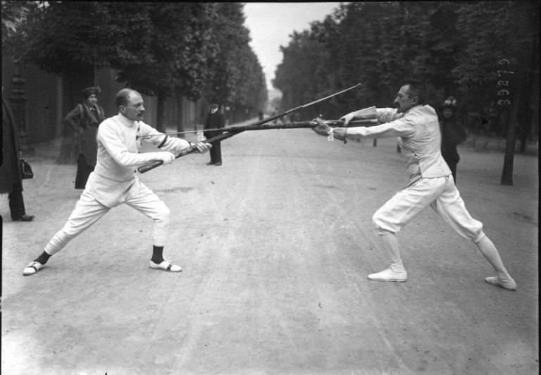 Lire la suite à propos de l’article Art Martial Véritable vs MMA : Pourquoi les Arts Martiaux Français Sont un Système Complet